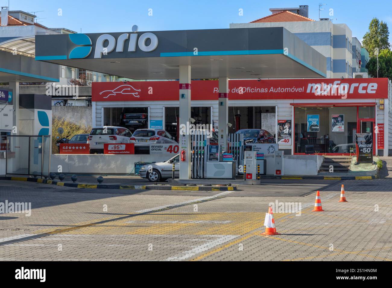 Lissabon, Portugal. August 2024. Das Logo der Prio-Tankstelle auf dem Vordach. PRIO ist in Portugal und Spanien tätig und hat rund 250 Stationen im gesamten Hafen Stockfoto