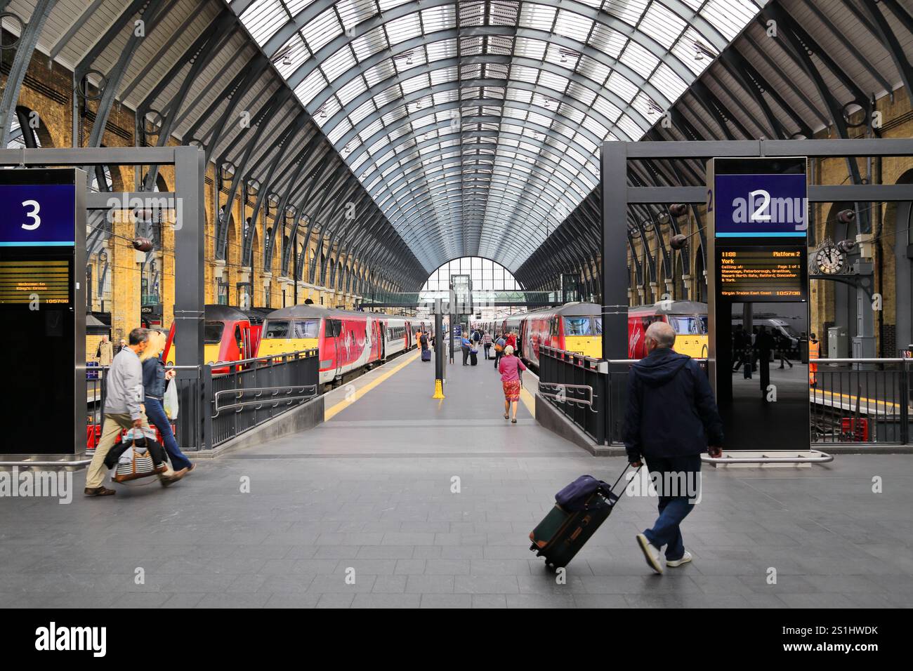 King's Cross Train Station Interior in London, Ein lebendiger Blick auf das Innere des King's Cross Bahnhofs in London. Stockfoto