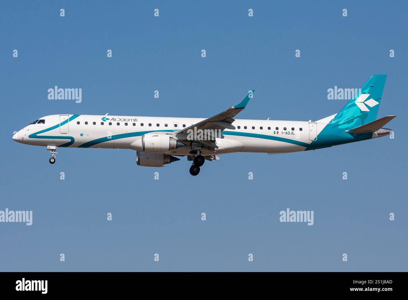 Italian Air Dolomiti Embraer 195 mit Registrierung I-ADJL im Finale für den Frankfurter Flughafen Stockfoto