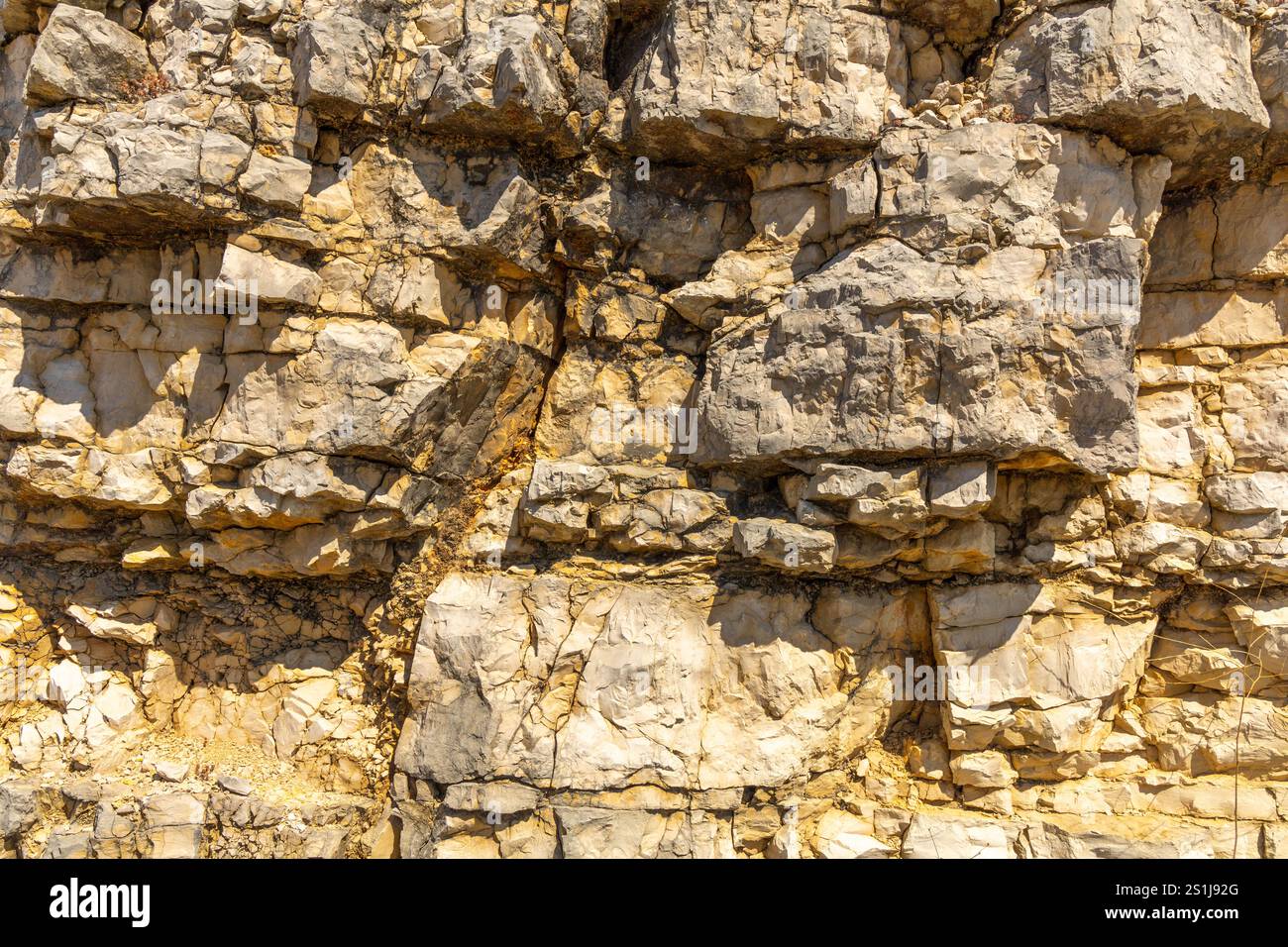 Muster der Steine strukturierte Granitoberfläche vielfältige Felsdetails einzigartige Aderformationen und marmoriertes Granitreservat. Ourém Portugal Stockfoto