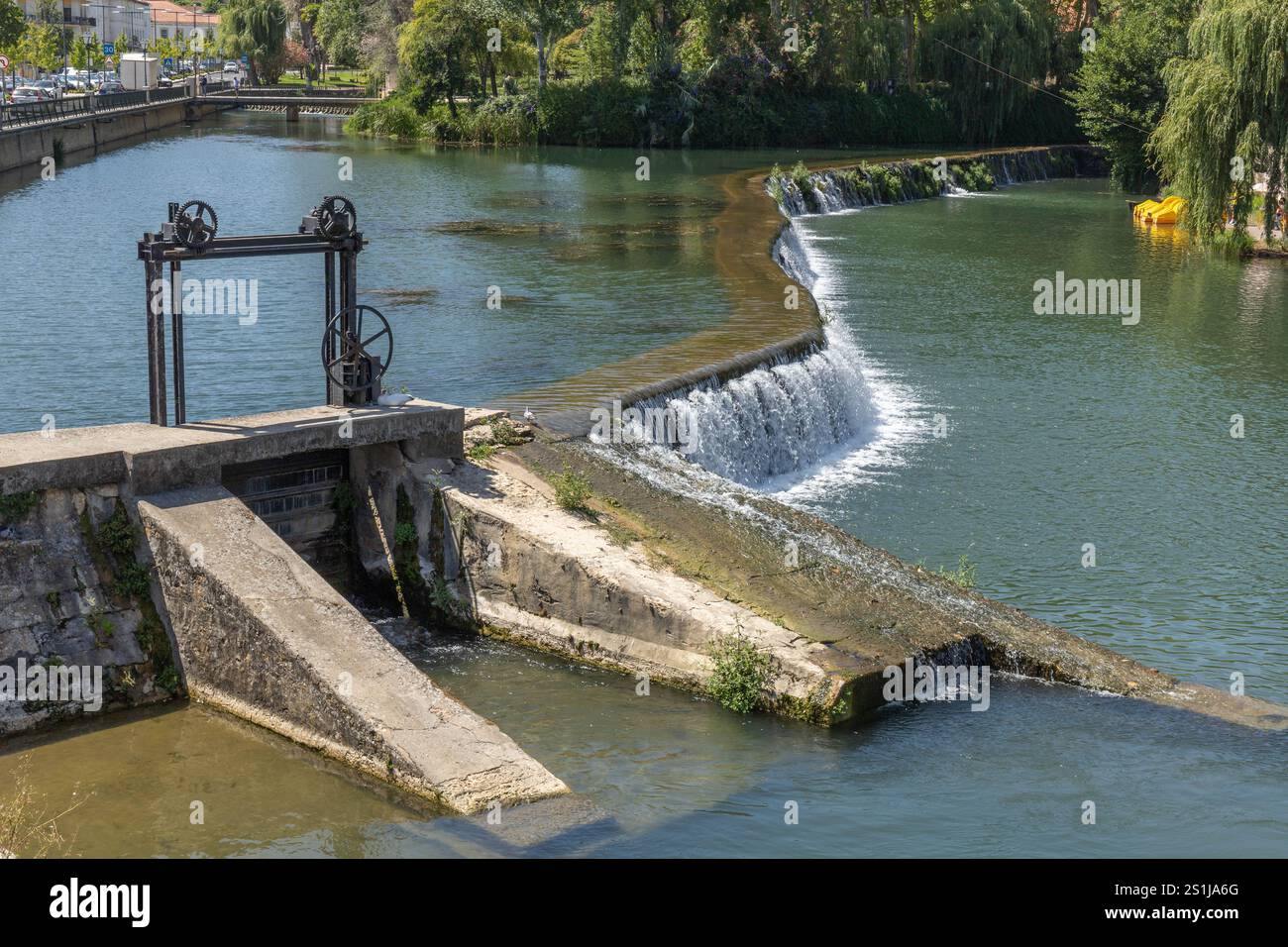 Stadtzentrum von Tomar mit dem Fluss Nabao und einem Wasserfall, Bezirk Santarem in Portugal Stockfoto