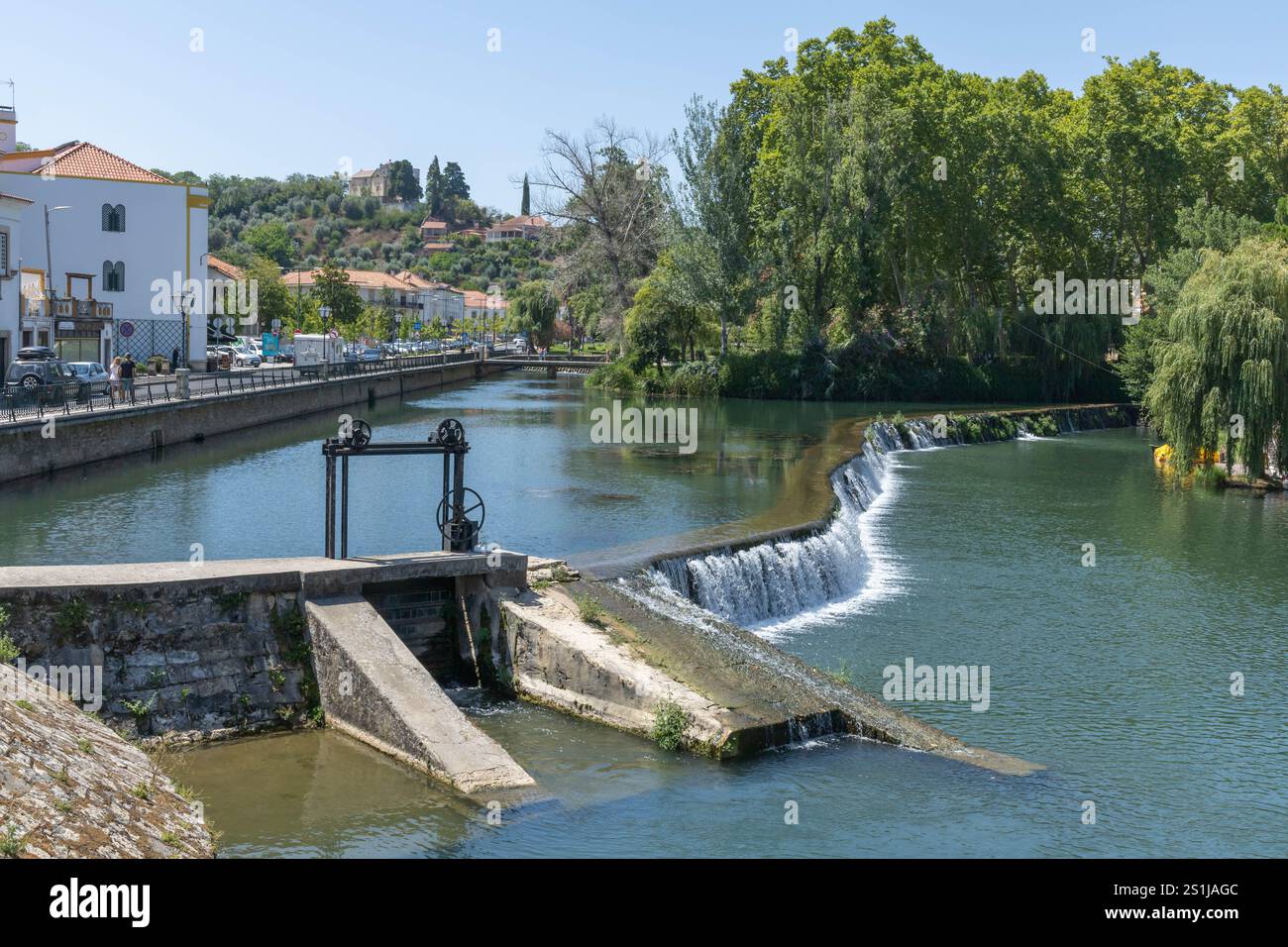 Stadtzentrum von Tomar mit dem Fluss Nabao und einem Wasserfall, Bezirk Santarem in Portugal Stockfoto
