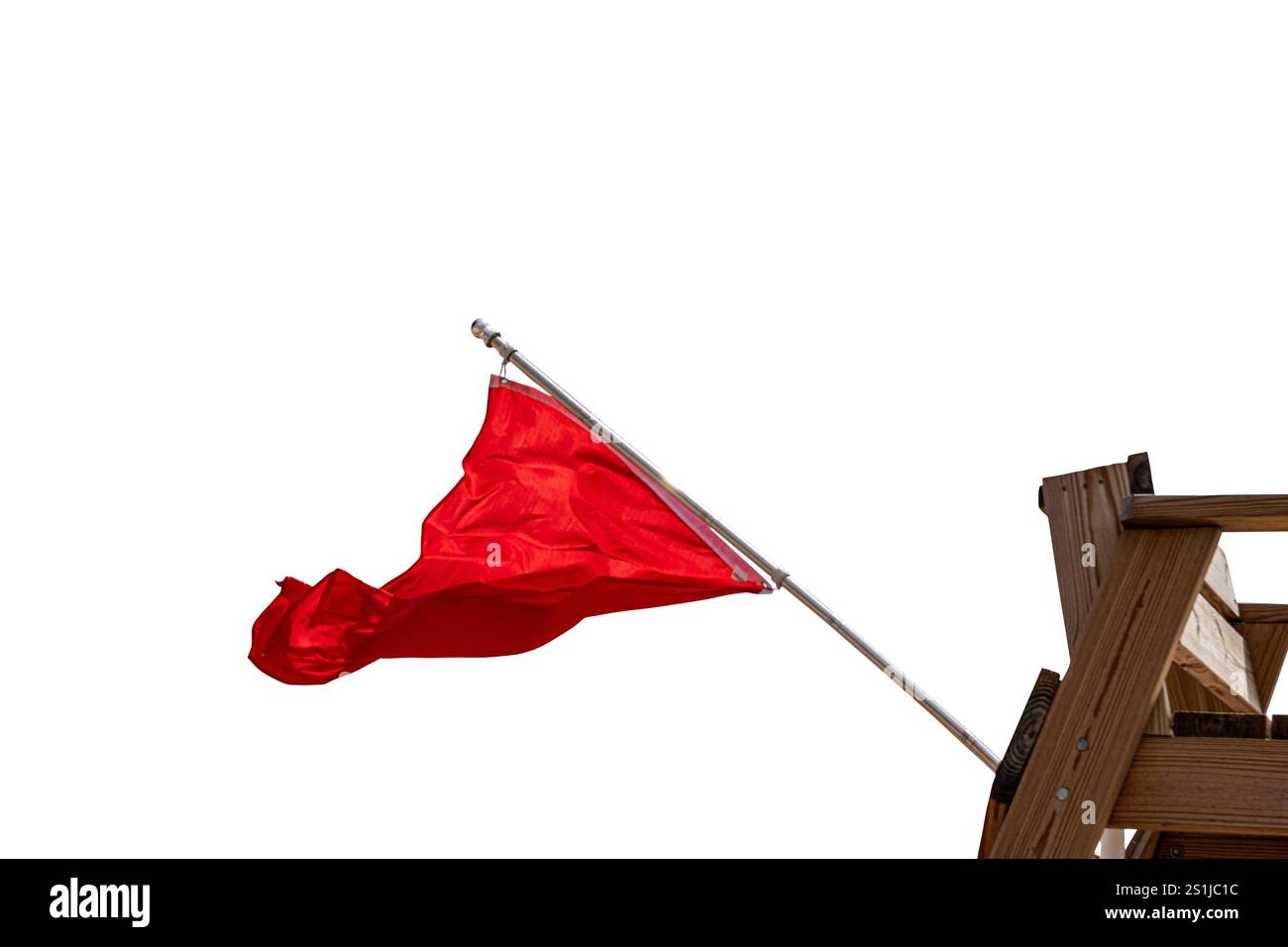 Rote Flagge winkt im Wind von einem hölzernen Rettungsschwimmerstuhl auf weißem Hintergrund Stockfoto