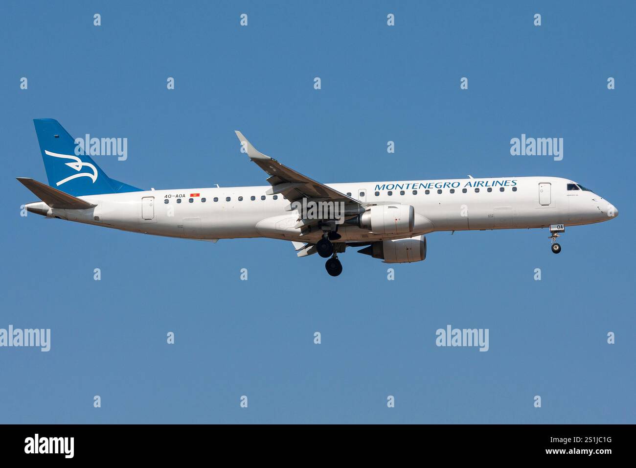 Montenegro Airlines Embraer 195 mit Registrierung 4O-AOA am Finale für den Flughafen Frankfurt Stockfoto