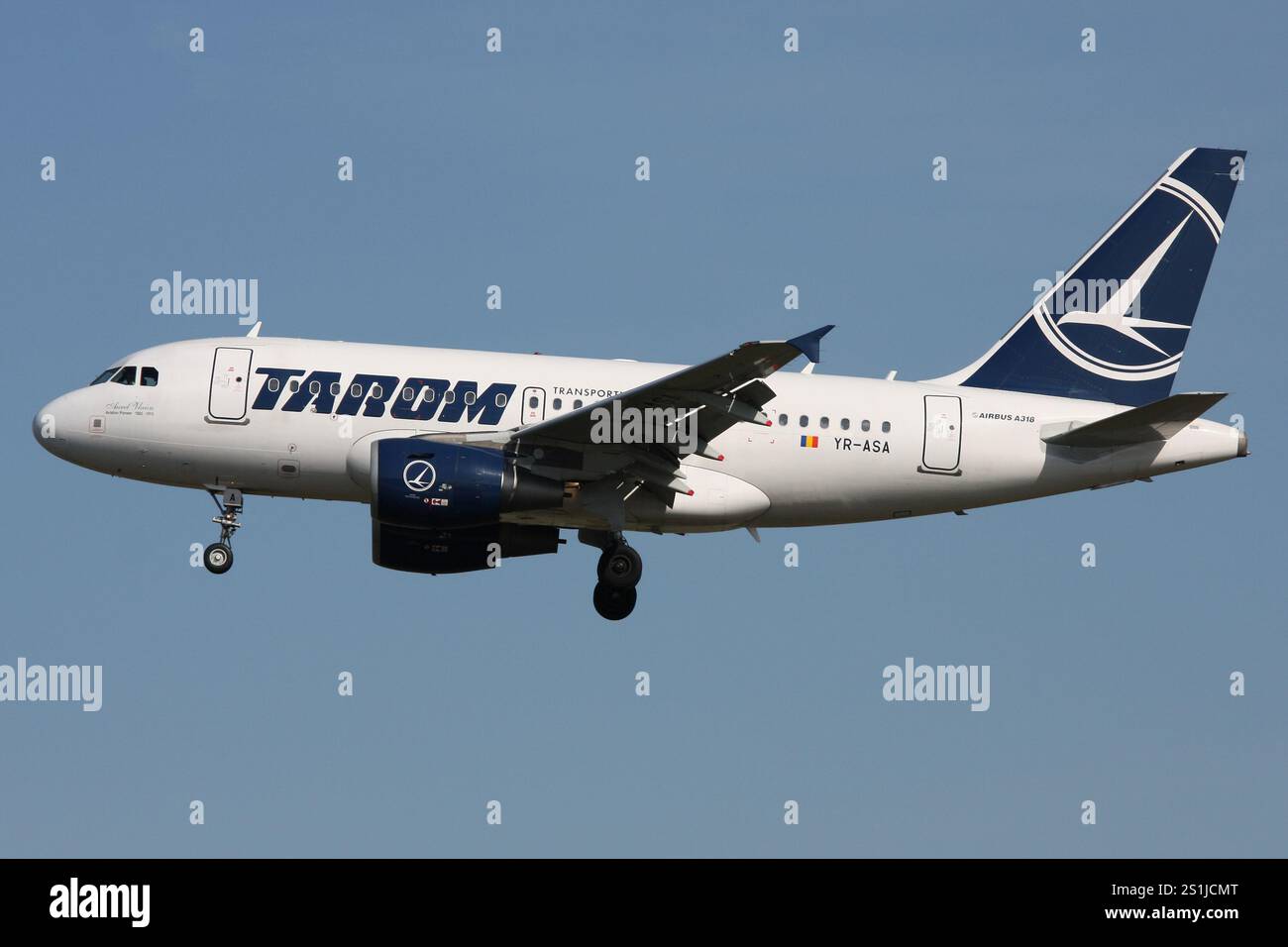Der rumänische Tarom Airbus A318-100 mit der Registrierung YR-ASA im Finale für den Frankfurter Flughafen Stockfoto