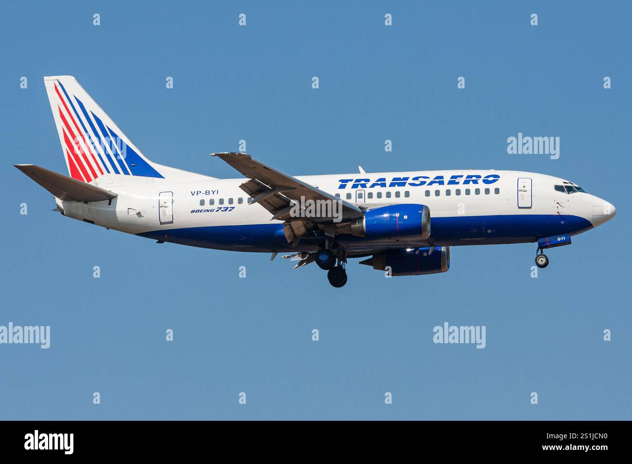 Russische Transaero Airlines Boeing 737-500 mit Registrierung VP-BYI im Finale für den Frankfurter Flughafen Stockfoto