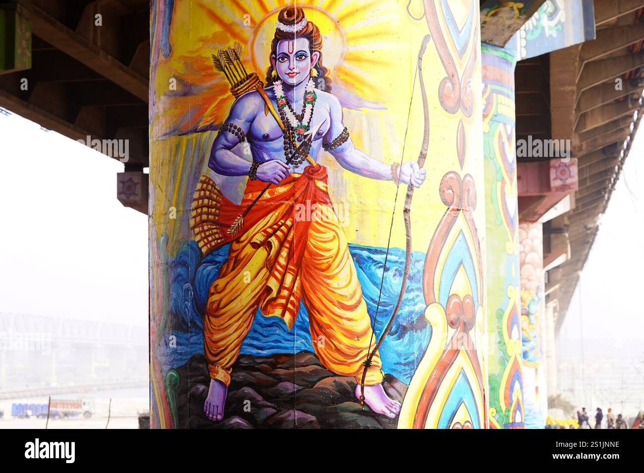 Prayagraj, Indien. Januar 2025. Die Indianer spazieren an einem Wandgemälde vorbei, vor dem Maha Kumbh Mela Festival in Prayagraj, Indien am 2. Januar 2025. Foto: Himanshu Sharma/ABACAPRESS. COM Credit: Abaca Press/Alamy Live News Stockfoto