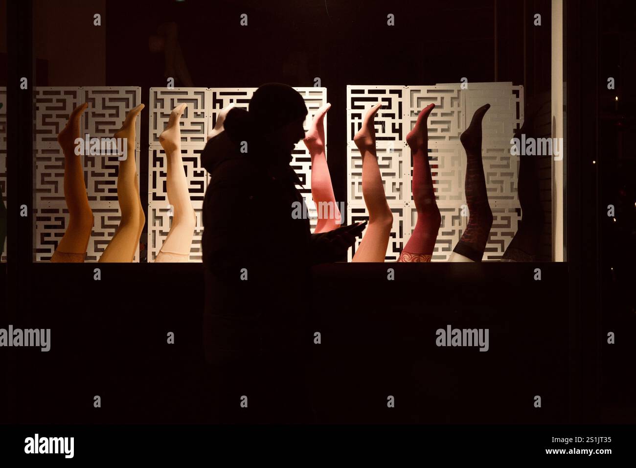 Mainz, Deutschland. Dezember 2024. Ein Mann geht an einer Vitrine aus Frauensocken vorbei. Stockfoto