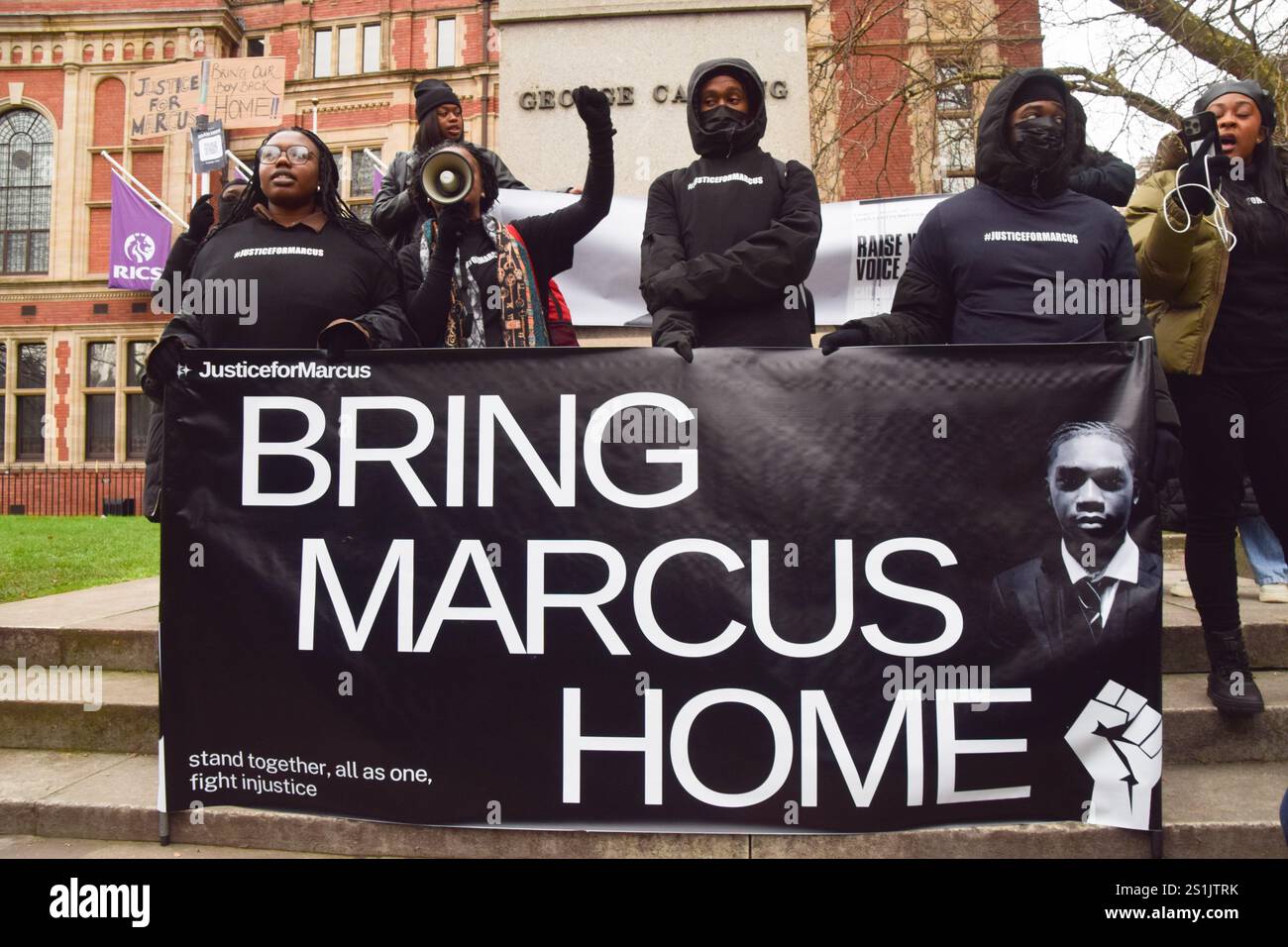 London, England, Großbritannien. Januar 2025. Demonstranten marschieren in Westminster und fordern die Freilassung des 18-jährigen Londoners Marcus Fakana, der wegen einer Urlaubsromantik in Dubai inhaftiert war, nachdem er angeblich Sex mit einem 17-jährigen Mädchen hatte, ebenfalls aus London, das inzwischen 18 Jahre alt ist. (Kreditbild: © Vuk Valcic/ZUMA Press Wire) NUR REDAKTIONELLE VERWENDUNG! Nicht für kommerzielle ZWECKE! Stockfoto