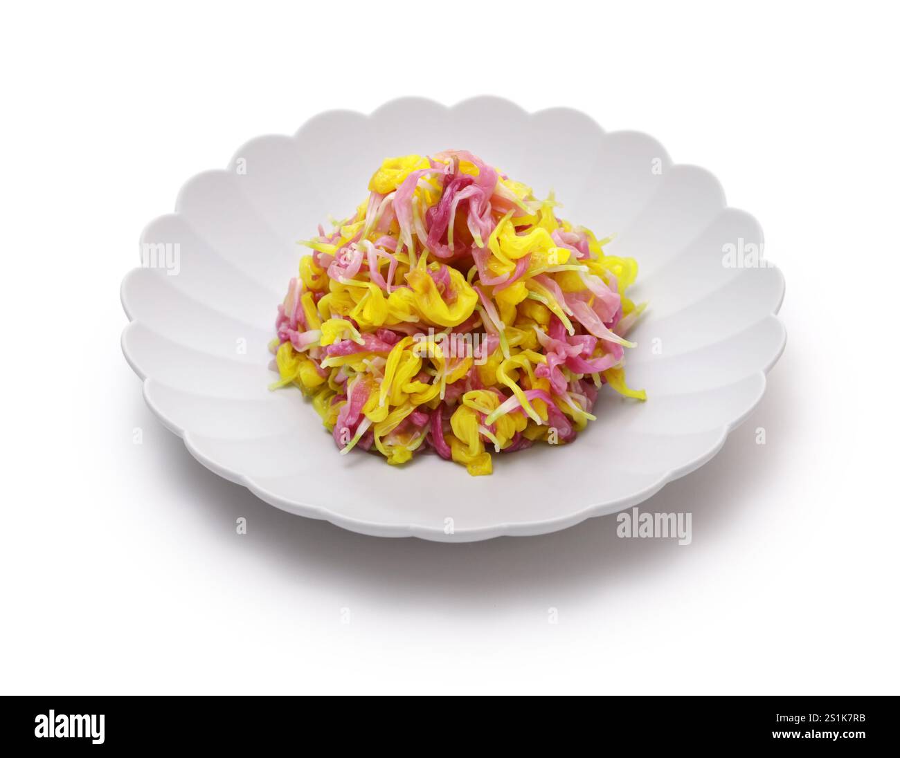 Süß-saurer Salat aus gelben und violetten Chrysanthemenblüten. Japanische Küche. Stockfoto