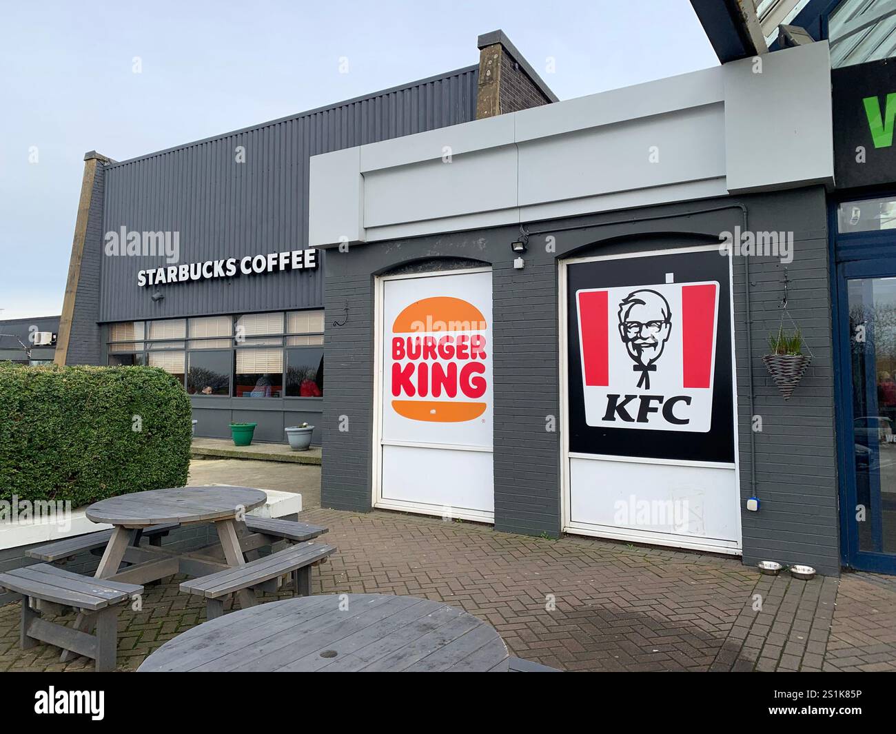 Einkaufen einkaufen Lebensmittel Postfach Burger King Morrisons Essen Essen Essen Essen Essen Essen Postfach rote Post Sammeln Sie die Shopper Dame in der Bank, stellen Sie die Leute an die Kassen - Smartphone-aufgenommenes Stockfoto