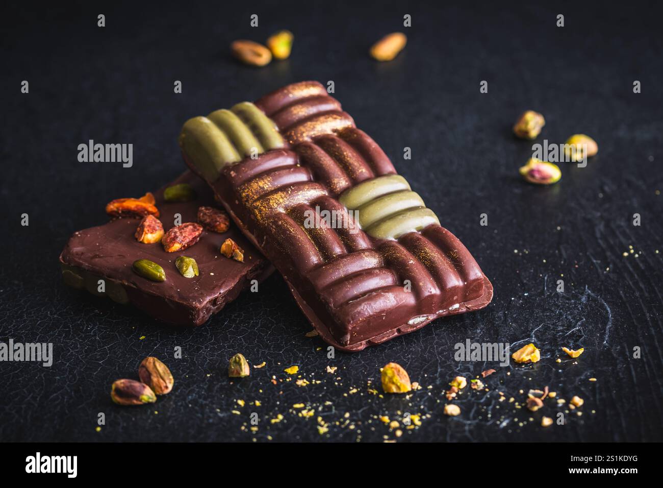 Dubai Schokolade mit Pistaziencreme, Kadayif und Pistazien auf dunklem Hintergrund Stockfoto