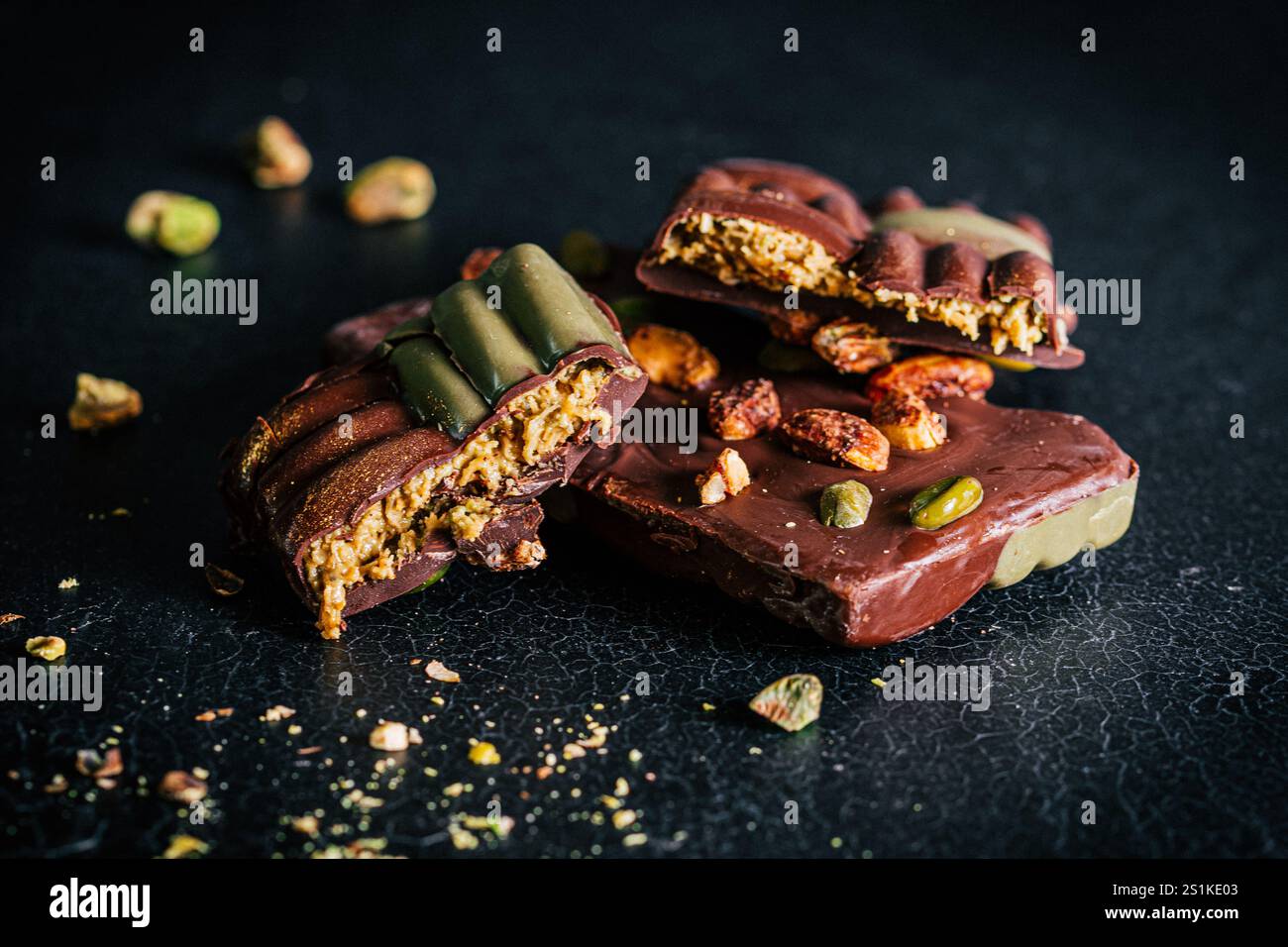Dubai Schokolade mit Pistaziencreme, Kadayif und Pistazien auf dunklem Hintergrund Stockfoto