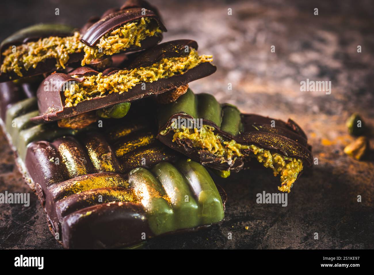 Dubai Schokolade mit Pistaziencreme, Kadayif und Pistazien auf dunklem Hintergrund Stockfoto