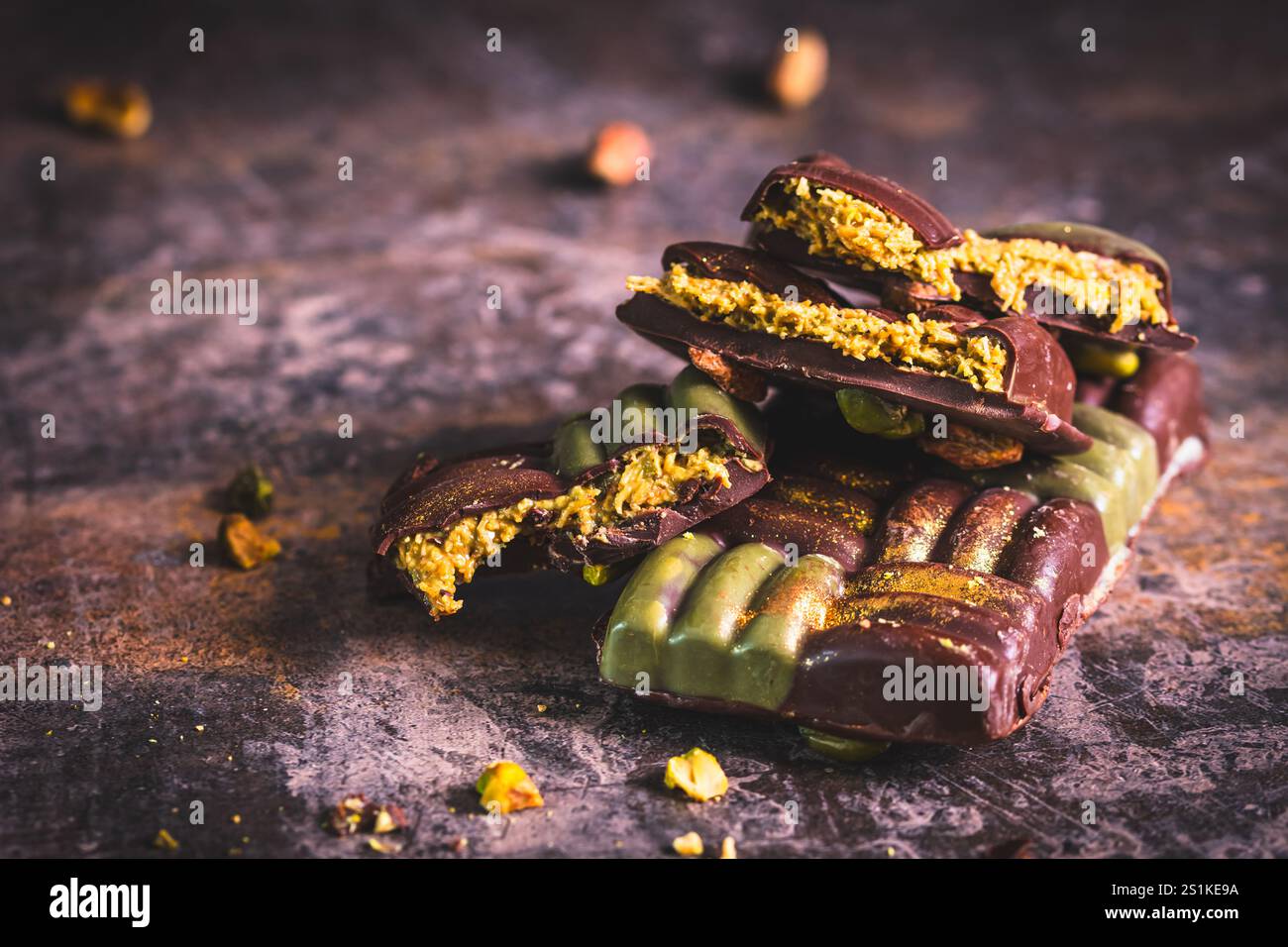 Dubai Schokolade mit Pistaziencreme, Kadayif und Pistazien auf dunklem Hintergrund Stockfoto