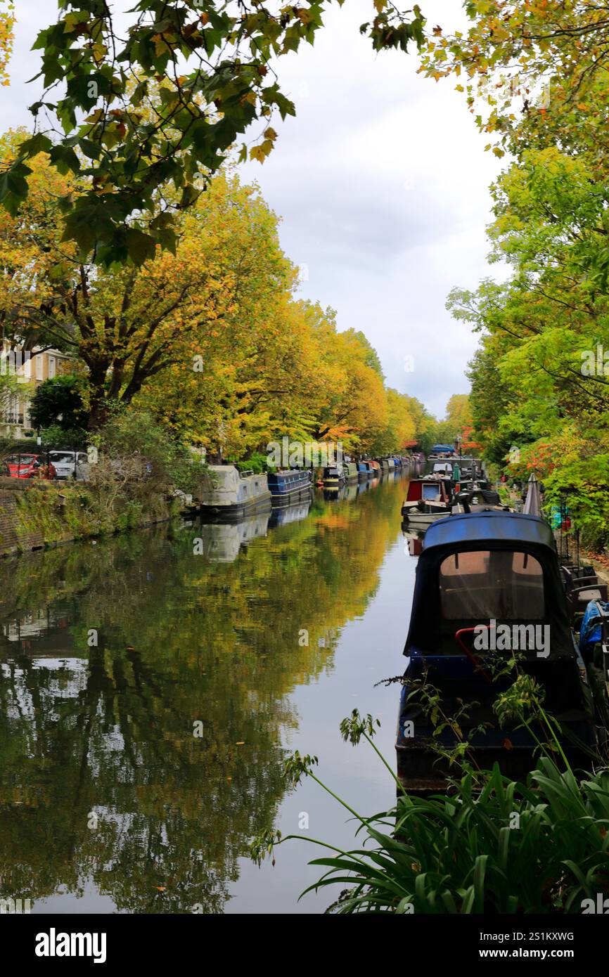 Schmalboote auf dem Paddington Arm des Grand Union Kanals in Little Venice, Paddington, London City, England, Großbritannien Stockfoto