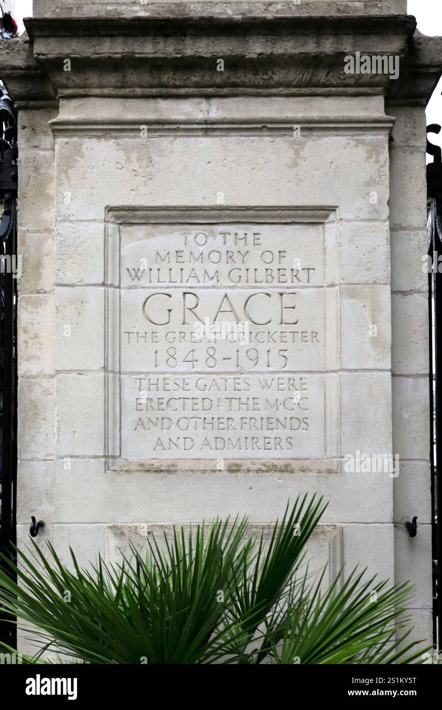 Eine Gedenktafel zum Gedenken an den historischen Cricketspieler WG Grace am Haupttor des Lords Cricket Ground, St John's Wood, London Stockfoto