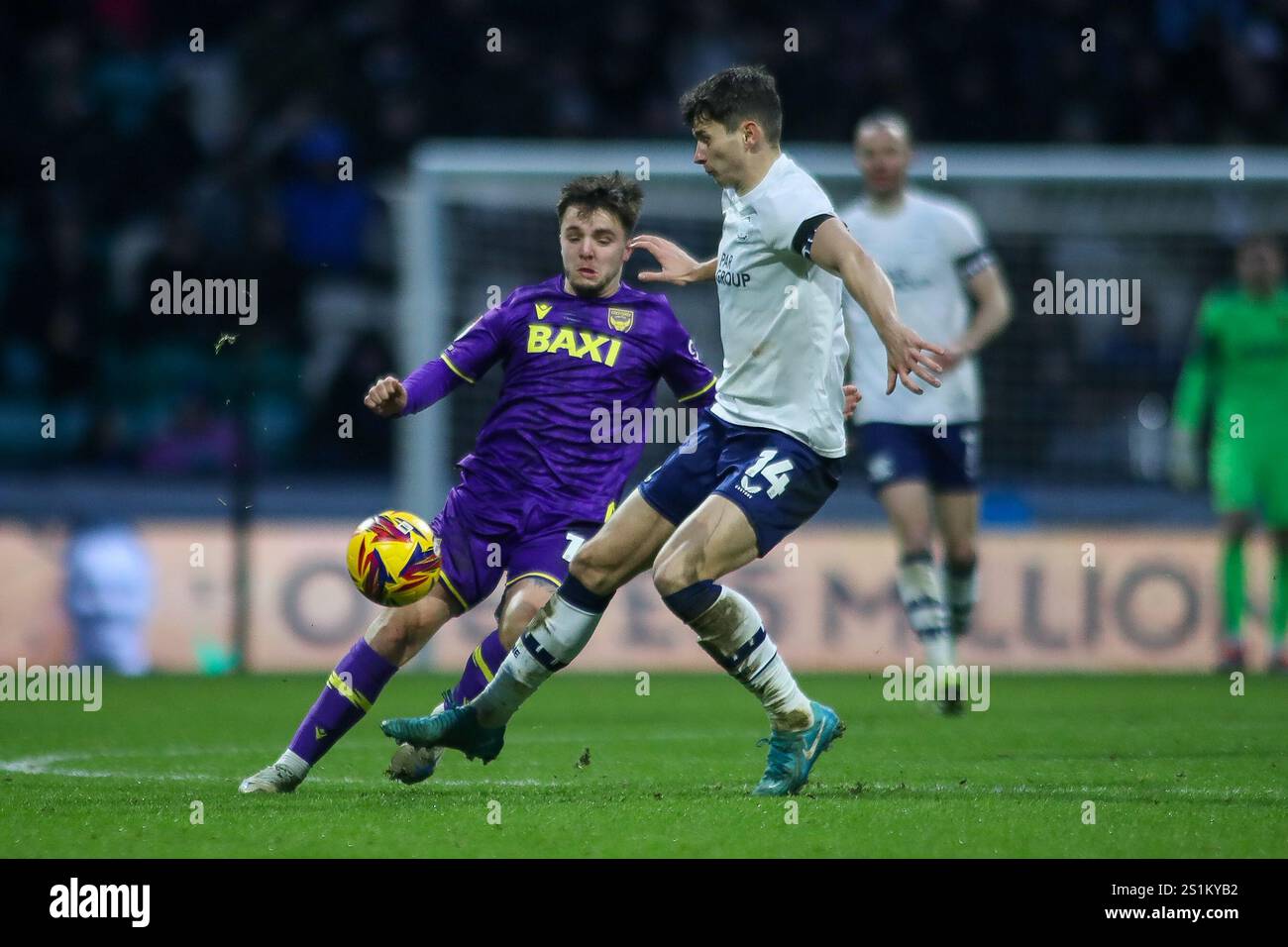 Preston, Großbritannien. Januar 2025. Tyler Goodrham und Jordan Storey kämpfen um den Ball*** während des EFL Sky Bet Championship-Spiels zwischen Preston North End und Oxford United am 4. Januar 2025 in Deepdale, Preston, England. Foto von Simon Hall. Nur redaktionelle Verwendung, Lizenz für kommerzielle Nutzung erforderlich. Keine Verwendung bei Wetten, Spielen oder Publikationen eines einzelnen Clubs/einer Liga/eines Spielers. Quelle: UK Sports Pics Ltd/Alamy Live News Stockfoto