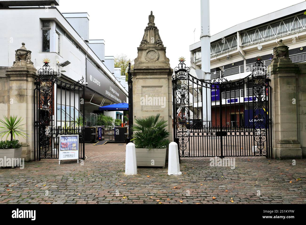 Eine Gedenktafel zum Gedenken an den historischen Cricketspieler WG Grace am Haupttor des Lords Cricket Ground, St John's Wood, London Stockfoto