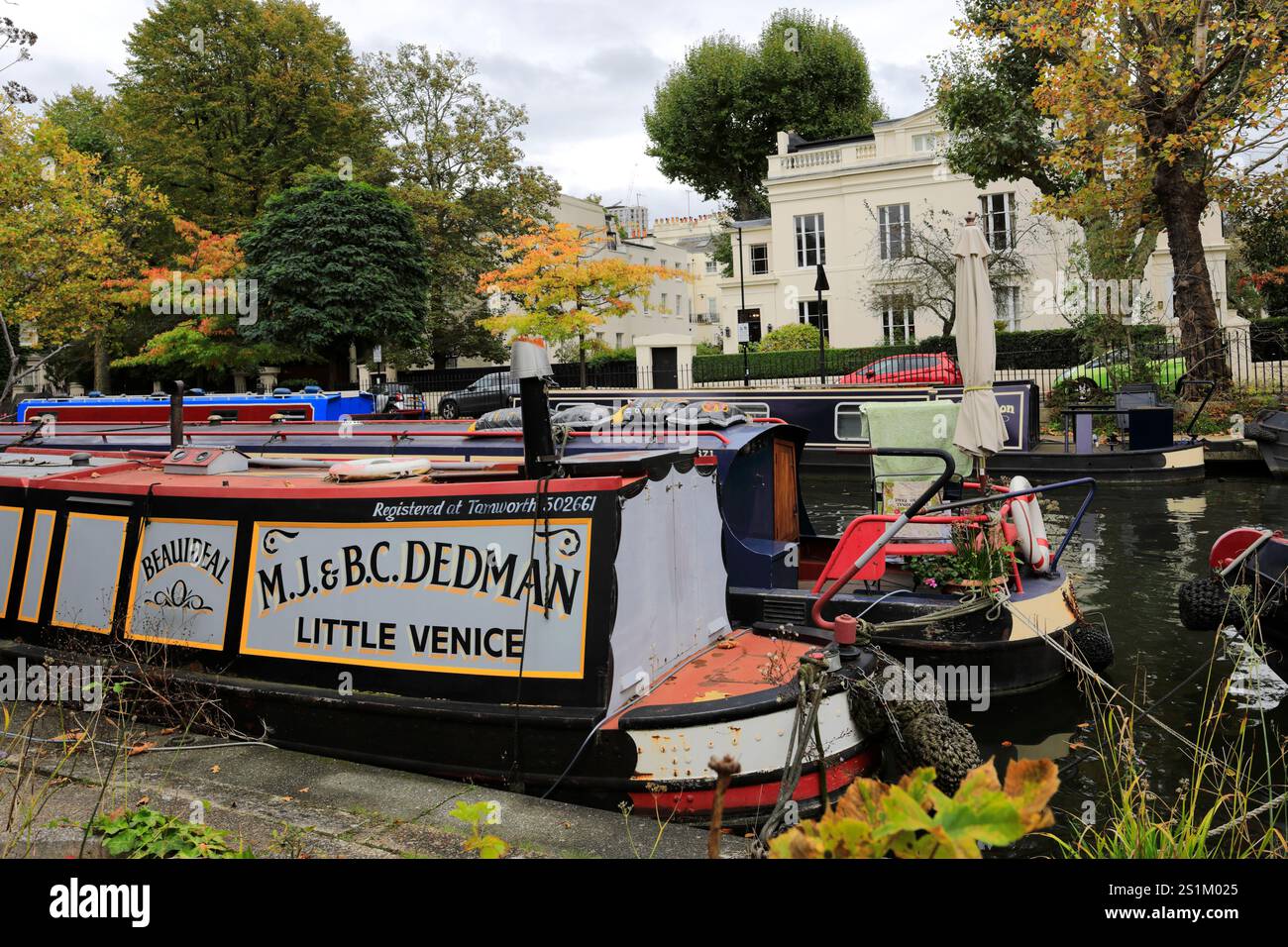 Schmalboote auf dem Paddington Arm des Grand Union Kanals in Little Venice, Paddington, London City, England, Großbritannien Stockfoto