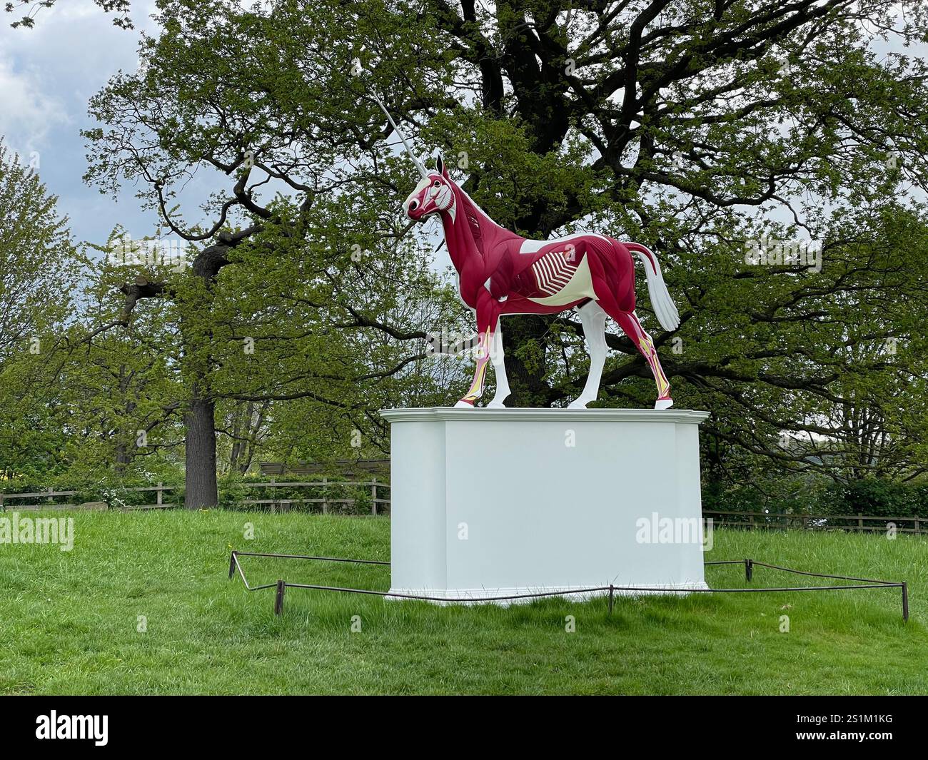Myth (2010) von Damien Hirst im Yorkshire Sculpture Park - Smartphone-aufgenommenes Stockfoto