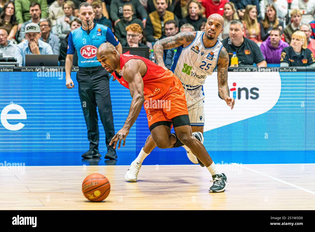 Chemnitz, Deutschland 04. Januar 2025: 1.BBL - 2024/2025 - Niners Chemnitz vs. Fraport Skyliners Frankfurt im Bild: v. li. im Zweikampf DeAndre Lansowne (Chemnitz) und #n25# Stockfoto