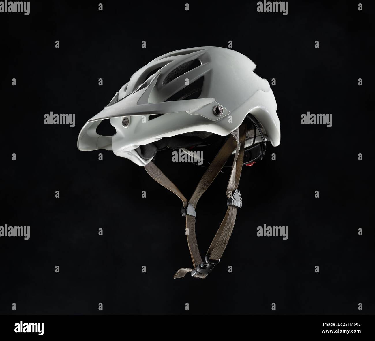 Weißer Fahrradhelm, isoliert auf schwarzem Hintergrund. Das Konzept der Fahrradsicherheit. Seitenansicht. Stockfoto