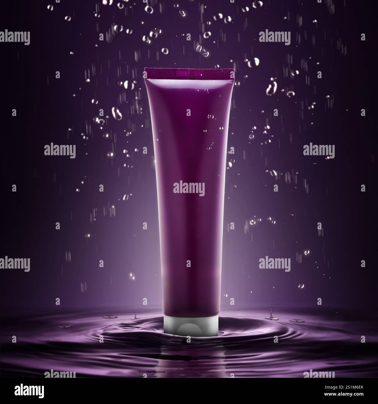 Lila Tube Kosmetik mit Wassertropfen, die von oben auf einem violetten Farbverlauf tropfen. Das Konzept von Ästhetik und Schönheit. Bild für Ihren Stockfoto
