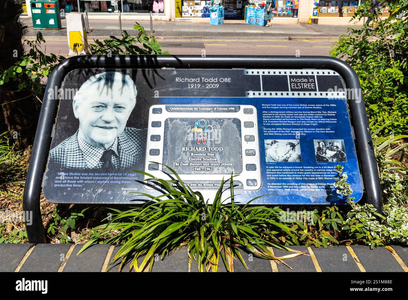 Plakette für den Schauspieler Richard Todd als Teil des Elstree Walk of Fame, Elstree und Borehamwood, England Stockfoto