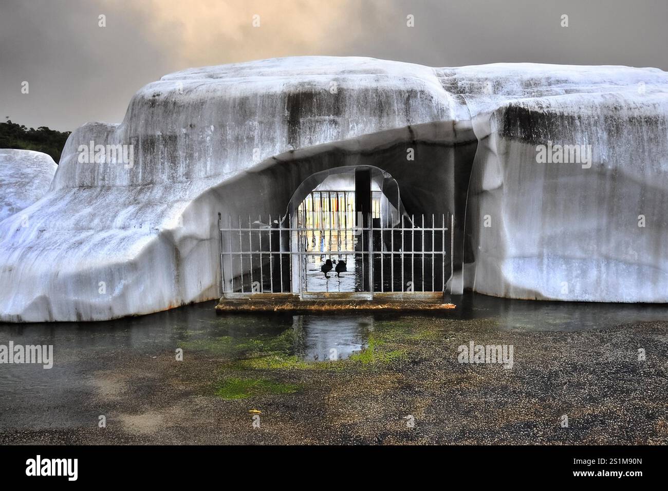 SWANLAKE-GEFÄNGNIS: Ein Gefängnis, das in Eisbergen für kriminelle Verrückte ausgehauen wurde, existiert an einem entlegenen Ort, der dem Menschen unbekannt ist, und nichts hier ist, wie es scheint. Stockfoto