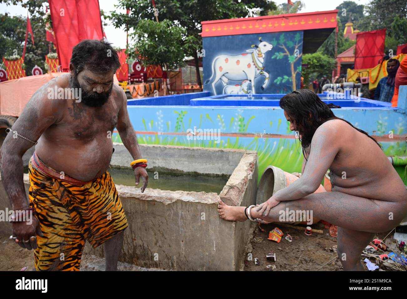 Prayagraj, Uttar Pradesh, Indien. Januar 2025. Prayagraj: Naga sadhus wenden Asche auf ihren Körper an, bevor sie an der Peshwai-Prozession von „Shri Panchayati Akhara Niranjai“ teilnehmen, vor dem Maha Kumbh Festival in Prayagraj am Samstag, den 4. Januar 2025. (Kreditbild: © Prabhat Kumar Verma/ZUMA Press Wire) NUR REDAKTIONELLE VERWENDUNG! Nicht für kommerzielle ZWECKE! Stockfoto