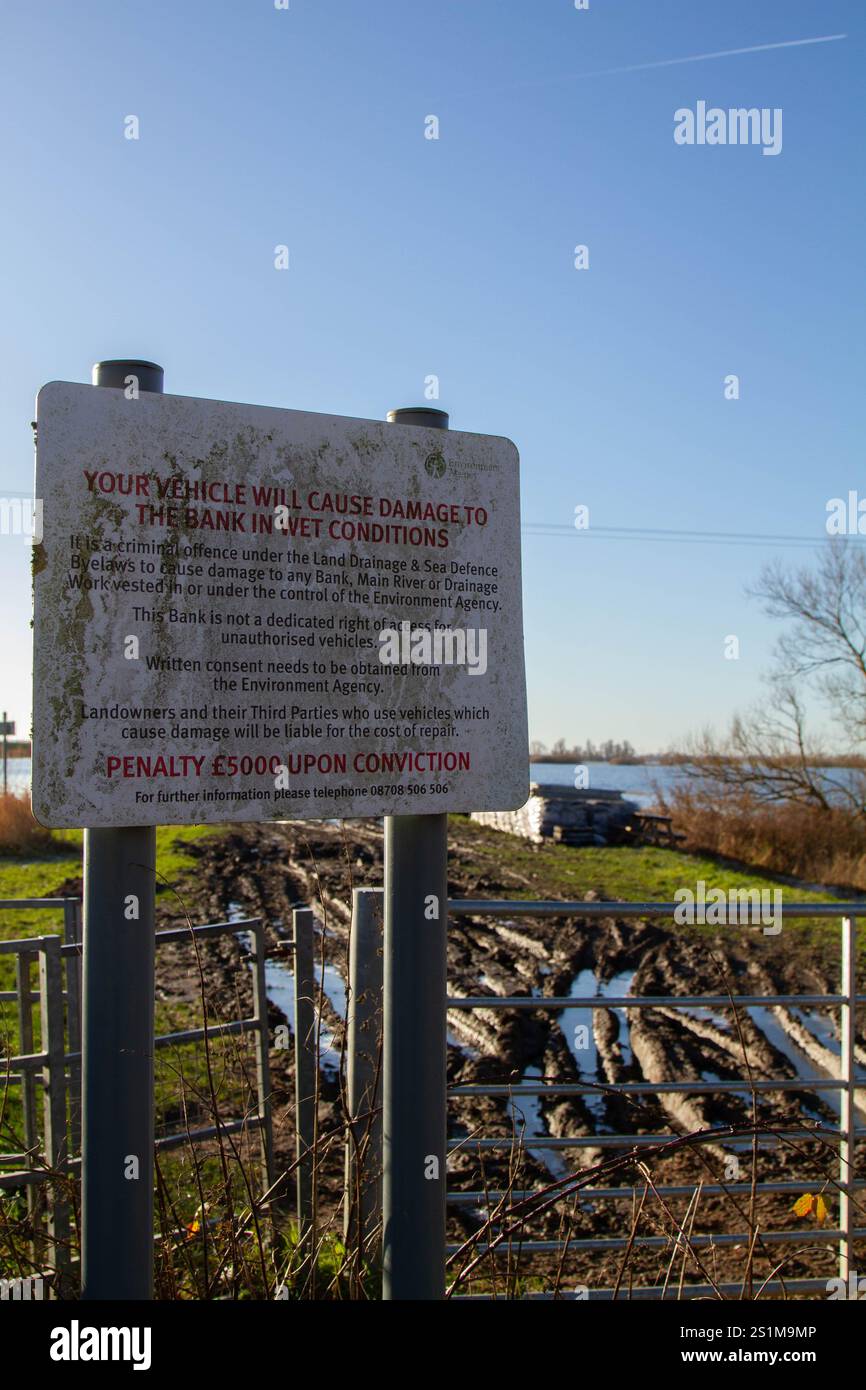 Schilder am Flussufer bei Sutton Gault in Cambs, warnen, dass Fahrzeuge das Ufer beschädigen. Hinter dem Schild liegen Anzeichen für solche Schäden Stockfoto