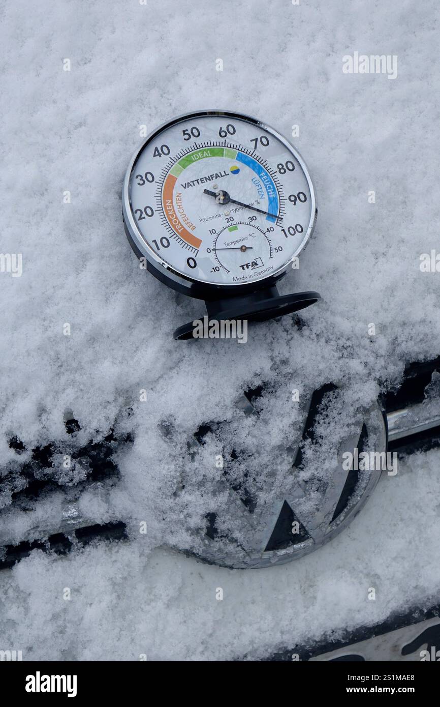 Frostige Aussichten für VW frostige Aussichten für VW, 04.01.2025, Borkwalde, Brandenburg, über dem verschneiten Logo von VW befindet sich ein Hygrometer. *** Frosty Prospects für VW Frosty Prospects für VW, 04 01 2025, Borkwalde, Brandenburg, oberhalb des verschneiten VW-Logos befindet sich ein Hygrometer Stockfoto
