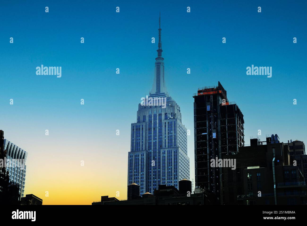 EMPIRE STATE: Ein wunderschöner Sonnenuntergang am Sommerabend hebt die berühmte Skyline von New York hervor. Stockfoto