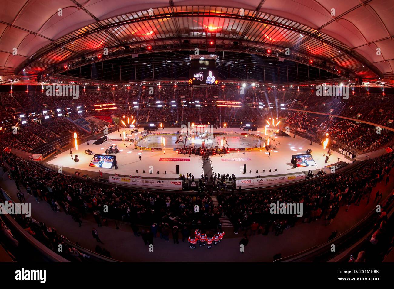 Frankfurt Am Main, Deutschland. Januar 2025. Frankfurt am Main am 04. Januar 2025: Penny DEL Winter Game - Saison 2024 2025 - Löwen Frankfurt - Adler Mannheim v.l., Innenansicht, Feuerwerk Credit: dpa/Alamy Live News Stockfoto