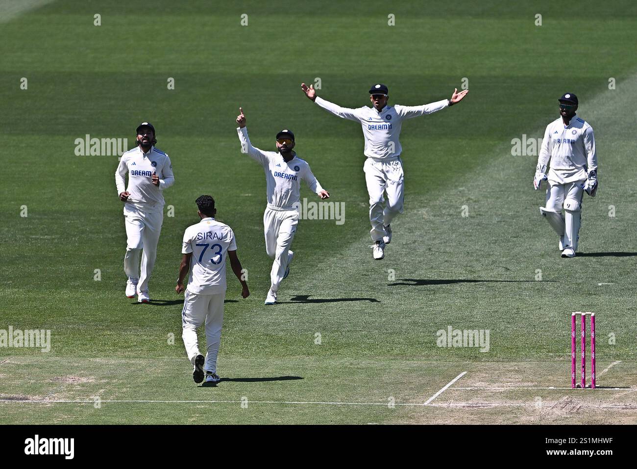 Yashasvi Jaiswal aus Indien feiert mit seinen Teamkollegen, nachdem er Sam Konstas aus Australien am zweiten Tag des fünften Männertests in der Border-Gavaskar Trophy-Serie zwischen Australien und Indien auf dem Sydney Cricket Ground (SCG) entlassen hat. Nach Stümpfen am zweiten Tag des fünften Testspiels zwischen Australien und Indien auf dem Sydney Cricket Ground: Indien - 185/10 in 72,2 Overs (1. Innings), Australien 181/10 in (50,6) Overs (1. Innings); Indien - 141/6 in 32 Overs (2. Innings), Australien - YTB (2. Innings). Indien führt mit 145 Runs an. Stockfoto