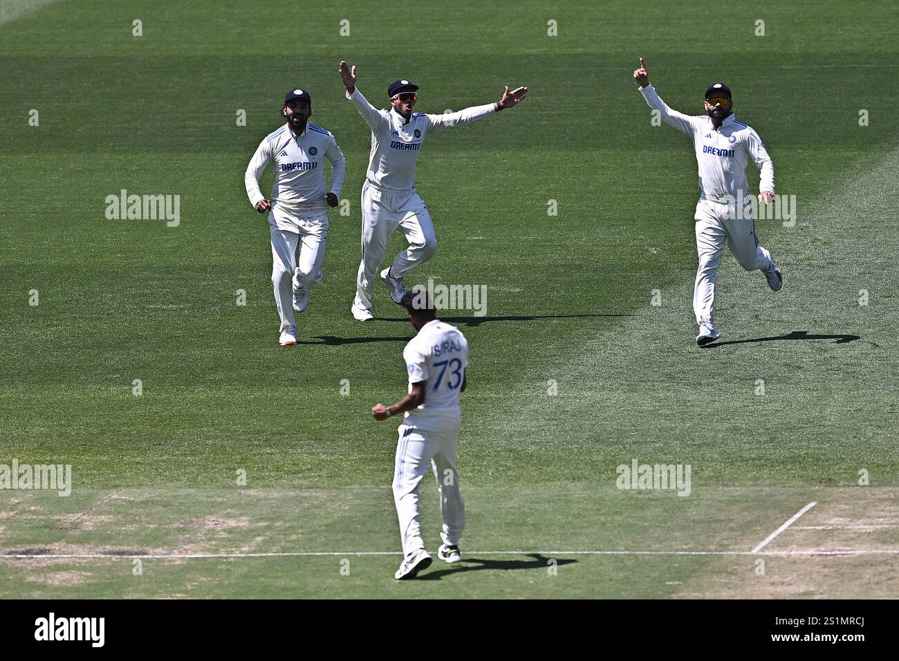 Yashasvi Jaiswal (C) aus Indien feiert mit seinen Teamkollegen Kannaur Lokesh Rahul (L), Virat Kohli (R) und Mohammed Siraj, nachdem er Sam Konstas aus Australien am zweiten Tag des fünften Männertests in der Border-Gavaskar Trophy-Serie zwischen Australien und Indien auf dem Sydney Cricket Ground (SCG) entlassen hat. Nach Stümpfen am zweiten Tag des fünften Testspiels zwischen Australien und Indien auf dem Sydney Cricket Ground: Indien - 185/10 in 72,2 Overs (1. Innings), Australien 181/10 in (50,6) Overs (1. Innings); Indien - 141/6 in 32 Overs (2. Innings), Australien - YTB (2. Innings). Indien lea Stockfoto