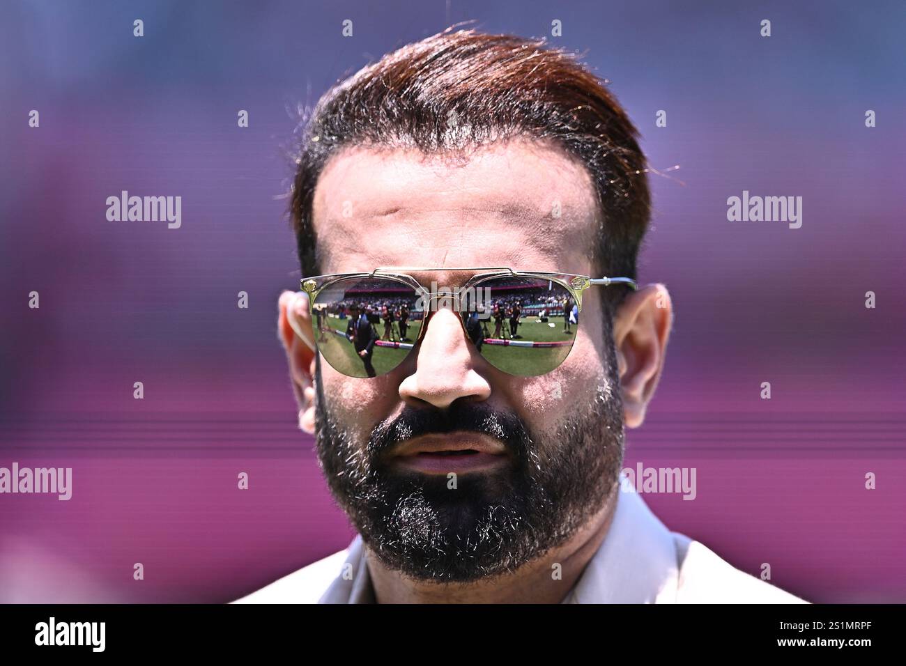 Der ehemalige indische Cricketspieler und Kricket-Kommentator Irfan Pathan sieht sich am zweiten Tag des fünften Männertests in der Border-Gavaskar Trophy-Serie zwischen Australien und Indien auf dem Sydney Cricket Ground (SCG) an. Nach Stümpfen am zweiten Tag des fünften Testspiels zwischen Australien und Indien auf dem Sydney Cricket Ground: Indien - 185/10 in 72,2 Overs (1. Innings), Australien 181/10 in (50,6) Overs (1. Innings); Indien - 141/6 in 32 Overs (2. Innings), Australien - YTB (2. Innings). Indien führt mit 145 Runs an. (Foto: Ayush Kumar/SOPA Images/SIPA USA) Stockfoto