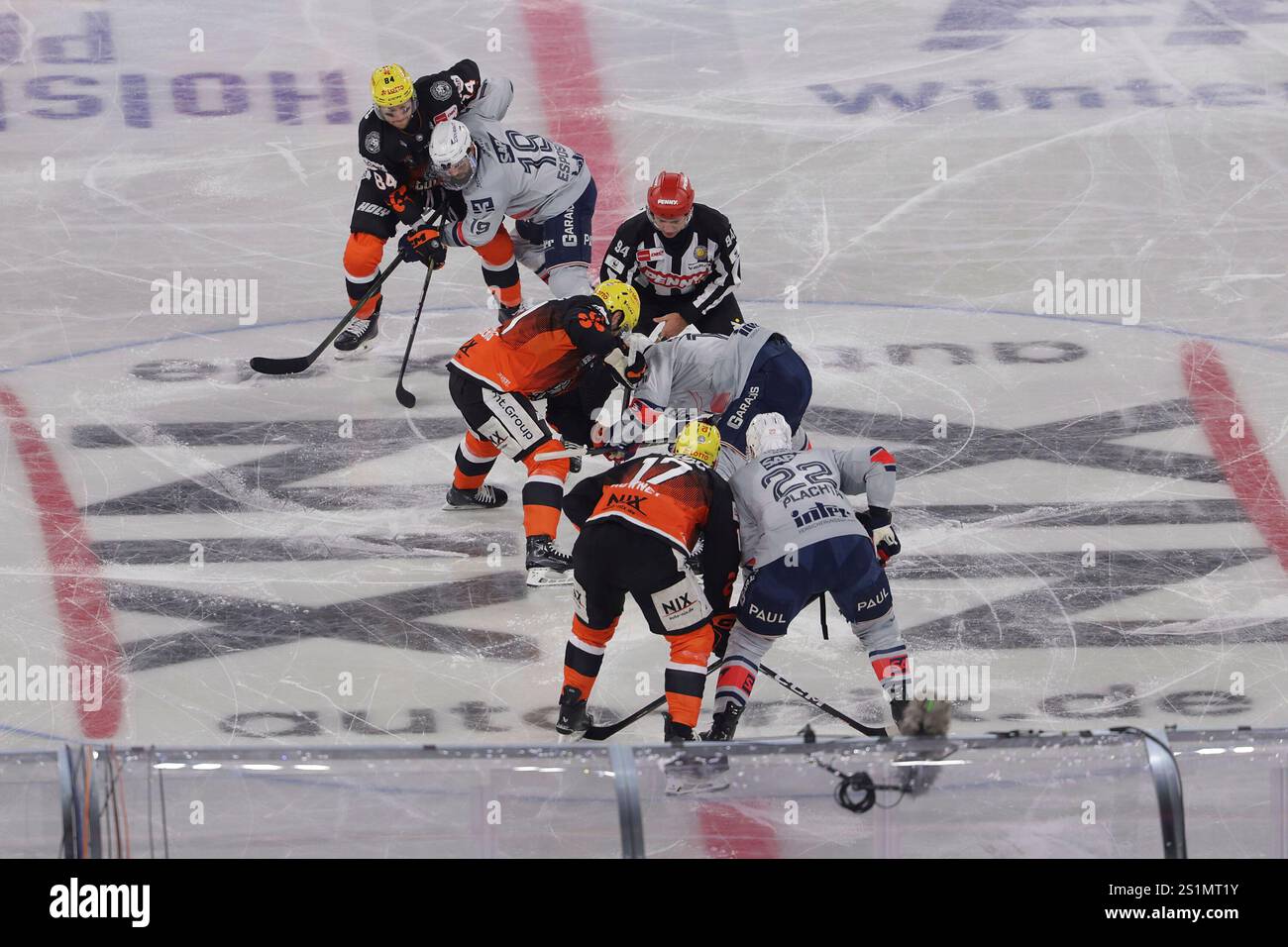 Frankfurt Am Main, Deutschland. Januar 2025. Frankfurt am Main am 04. Januar 2025: Penny DEL Winter Game - Saison 2024 2025 - Löwen Frankfurt - Adler Mannheim v.l., Anstoß Credit: dpa/Alamy Live News Stockfoto