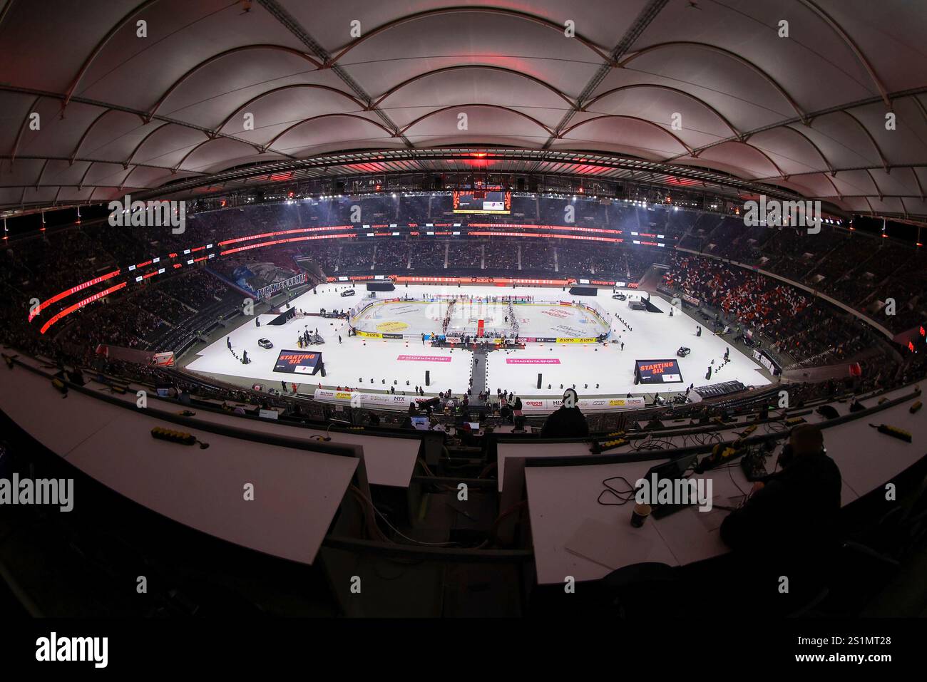 Frankfurt Am Main, Deutschland. Januar 2025. Frankfurt am Main am 04. Januar 2025: Penny DEL Winter Game - Saison 2024 2025 - Löwen Frankfurt - Adler Mannheim v.l., Innenansicht, Deutsche Bank Park Credit: dpa/Alamy Live News Stockfoto