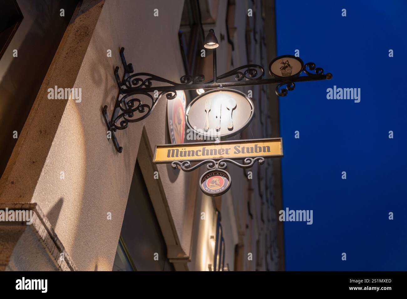München, Deutschland - 4. Dezember 2024: Abendfoto des Münchner Stubn Restaurants, einem traditionellen Pub und Bierhalle, das deutsche Speisen serviert Stockfoto