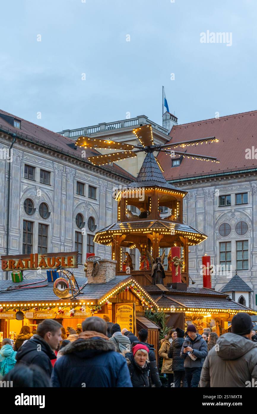 München, Deutschland - 4. Dezember 2024: Weihnachtsmarkt am Kaiserhof in der Münchner Residenz Stockfoto