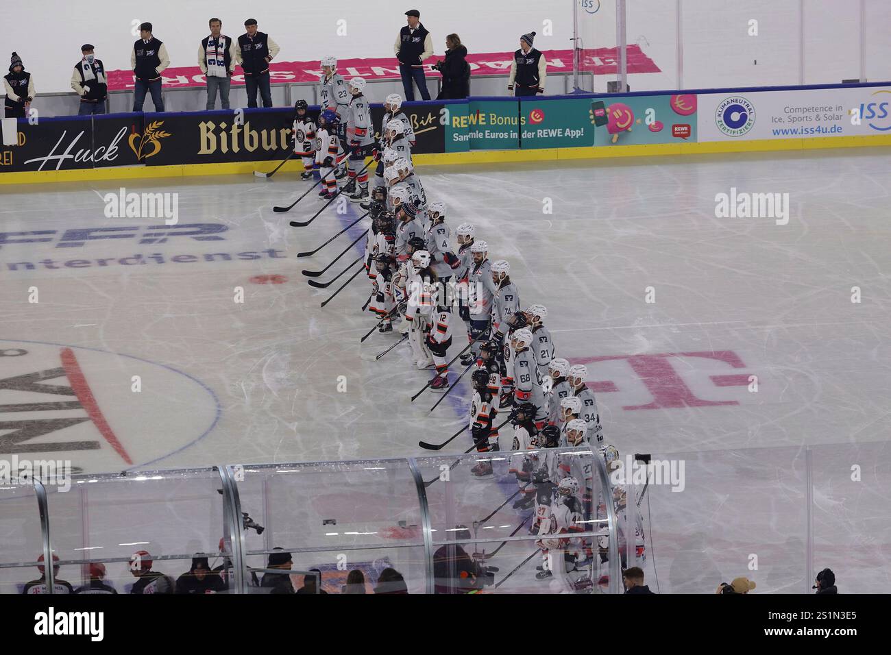 Frankfurt Am Main, Deutschland. Januar 2025. Frankfurt am Main am 04. Januar 2025: Penny DEL Winter Game – Saison 2024 2025 – Löwen Frankfurt – Adler Mannheim v.l., Adler Mannheim Line-up Credit: dpa/Alamy Live News Stockfoto