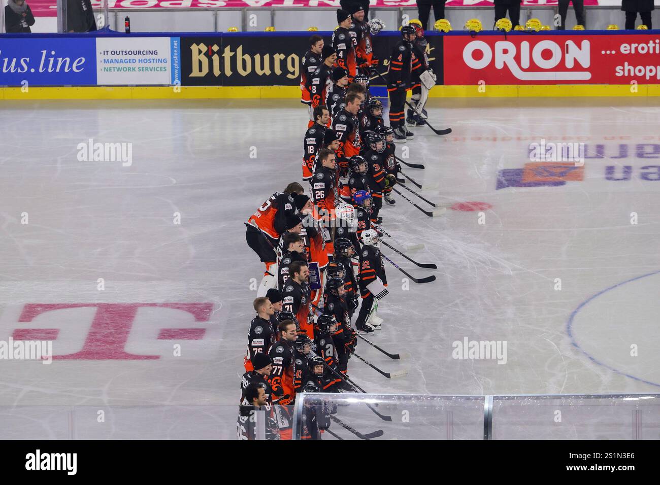 Frankfurt Am Main, Deutschland. Januar 2025. Frankfurt am Main am 04. Januar 2025: Penny DEL Winter Game – Saison 2024 2025 – Löwen Frankfurt – Adler Mannheim v.l., Löwen Frankfurt Line-Up Credit: dpa/Alamy Live News Stockfoto