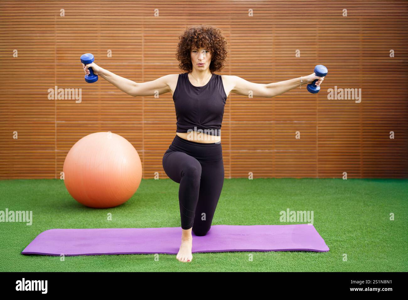 Ein dynamisches Workout mit Schwerpunkt auf Krafttraining mit Kurzhanteln für Fitnessziele Stockfoto