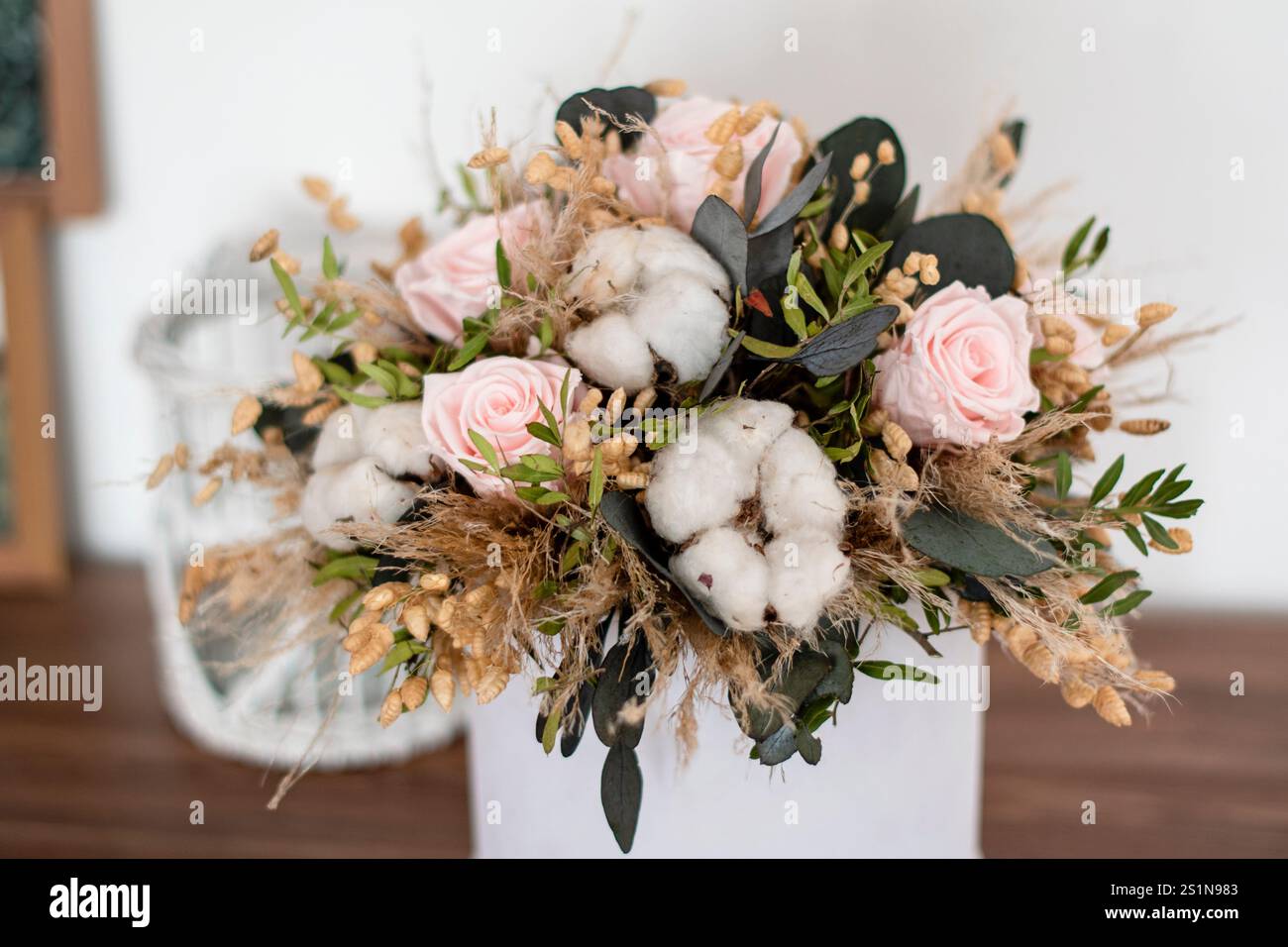 Langlebige Blumendekoration. Konservierte Rosen mit getrockneten Blumenstraußen aus der Nähe. Wohndekoration aus stabilisierten ewigen Pflanzen. Stockfoto