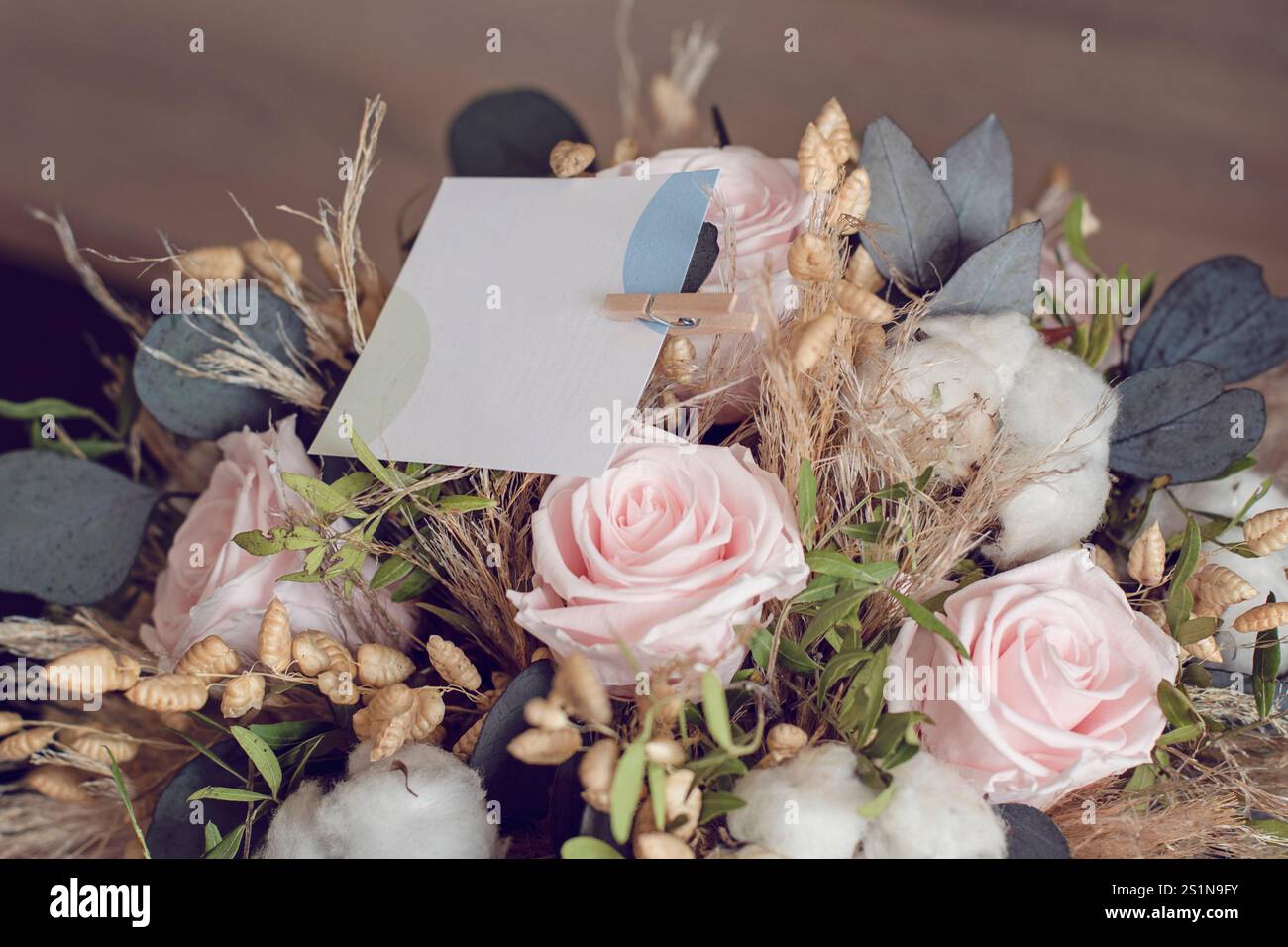 Langlebige Blumendekoration. Konservierte Rosen mit getrockneten Blumenstraußen aus der Nähe. Wohndekoration aus stabilisierten ewigen Pflanzen. Stockfoto