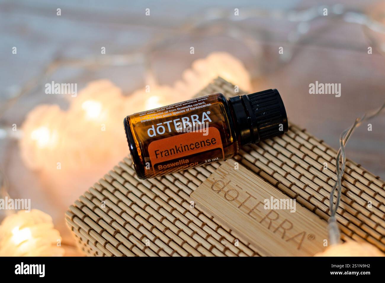 Banska Bystrica, Slowakei - 8. Dezember 2020: Hochwertige ätherische Öle Weihrauch doTERRA Marke. Konzept für Gesundheit und Wohlbefinden. Winterdekor Stockfoto