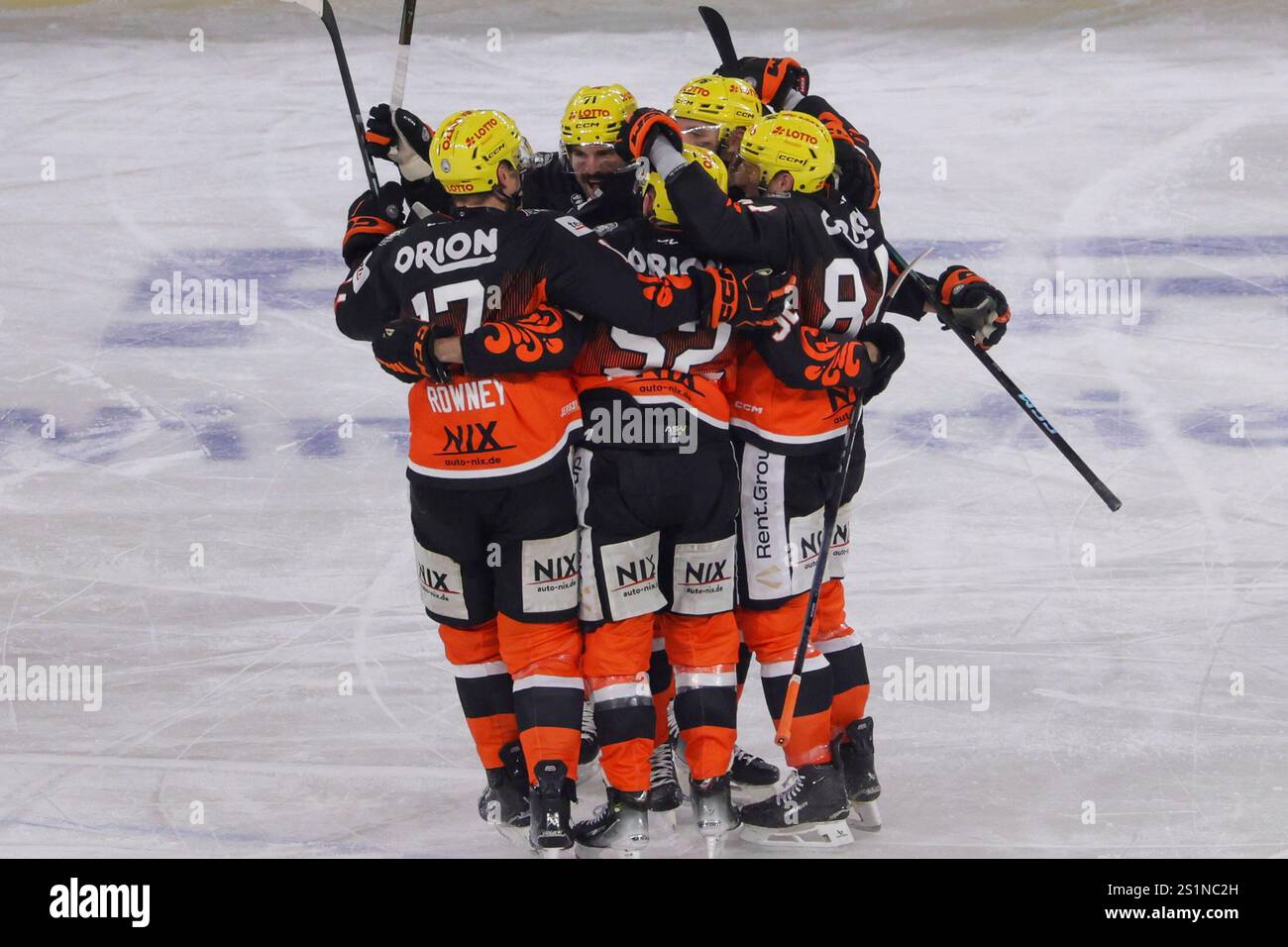 Frankfurt Am Main, Deutschland. Januar 2025. Frankfurt am Main am 04. Januar 2025: Penny DEL Winter Game - Saison 2024 2025 - Löwen Frankfurt - Adler Mannheim v.l., Löwen Frankfurt jubeln/jubelt Credit: dpa/Alamy Live News Stockfoto