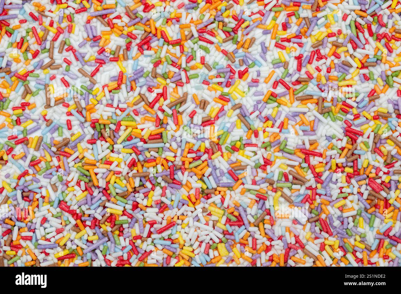 Bunte Zuckerstreuseln - Backhintergrundstruktur für süße Leckereien Stockfoto